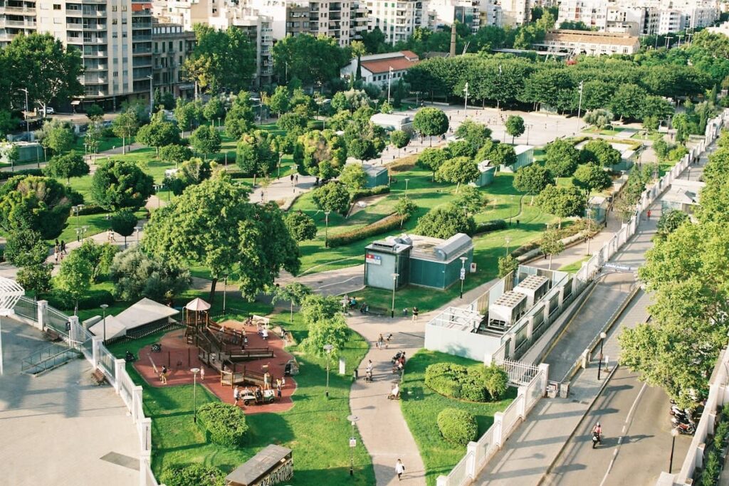 Wohn- & Einrichtungstrend resiliente Stadt mit viel Grünfläche, die das Klima der Stadt reguliert