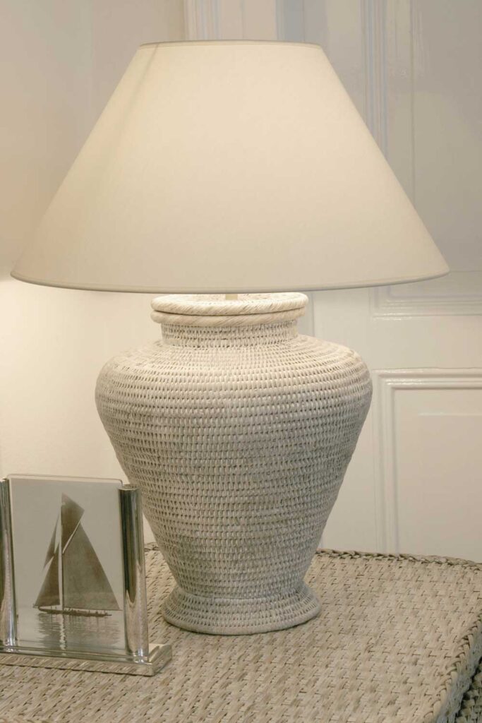 Rattanleuchte im Gästezimmer