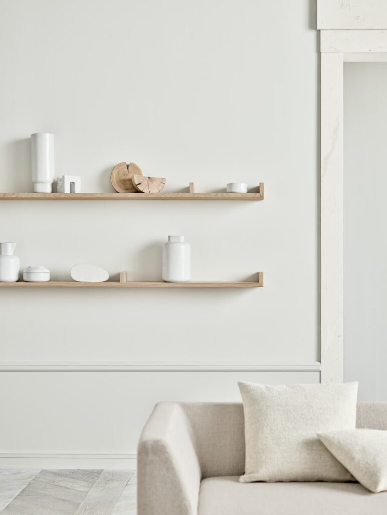Achtsam bauen - minimalistisch wohnen - mit weniger. So wie in diesem Raum, der mit natürlichen Farben und nachhaltigen Materialien gestalte wurde.