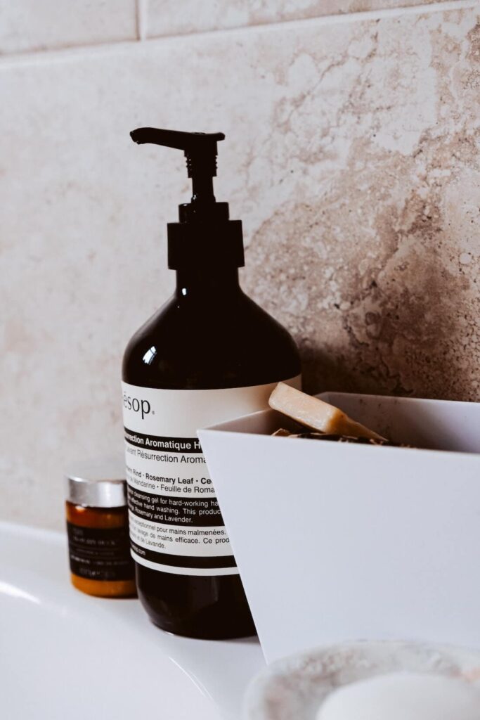 Gut designte Gefäße im Bad sorgen für Ästhetik und fühlen sich wertvoll an - so wie diese edle Aesop Seife im Spender