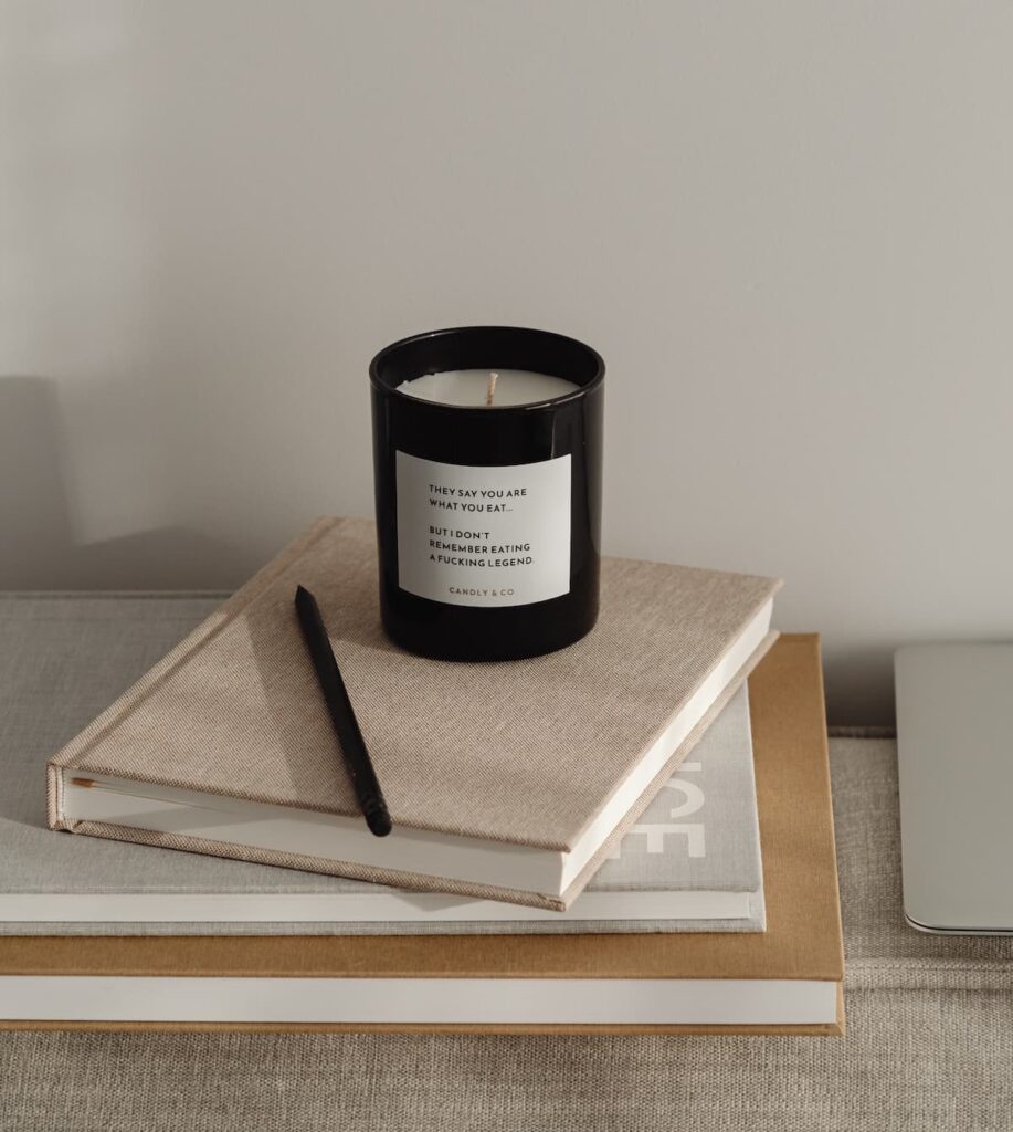 Minimalistisch gemütlich: Lieber ein paar edle Bücher als Hingucker haben als eine Batterie ausgetretener Taschenbücher mit Eselsohren.