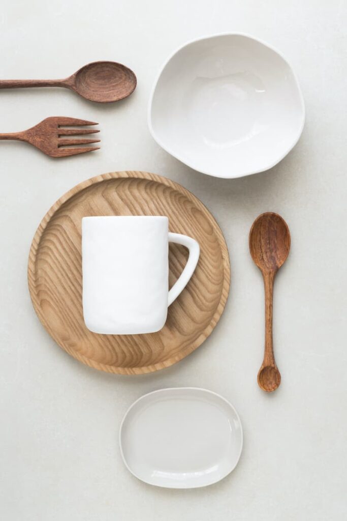 Minimalistisches Geschirr aus Keramik und Holzbesteck