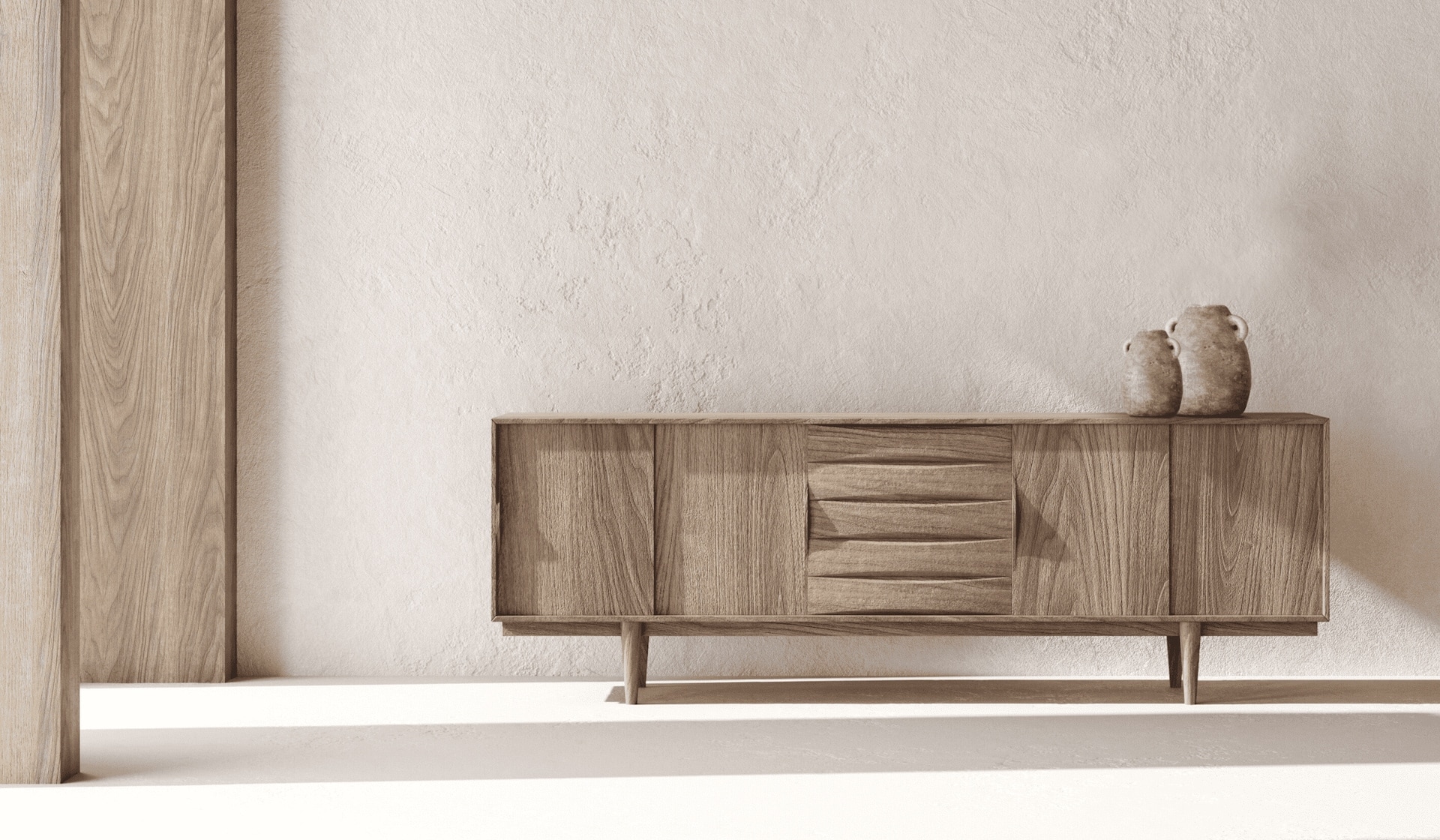 Gemütlich minimalistischer Wohnraum mit unregelmäßig geputzten sandsteinfarbenen Wänden und einem Nußbaum-Sideboard und zwei Tonkrügen