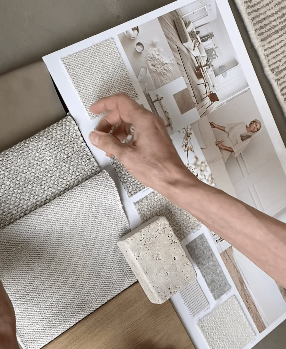 Material- und Farbkonzept für die Modernisierung eines Familienhauses. Eine Mischung aus Bildern und echten Materialien.