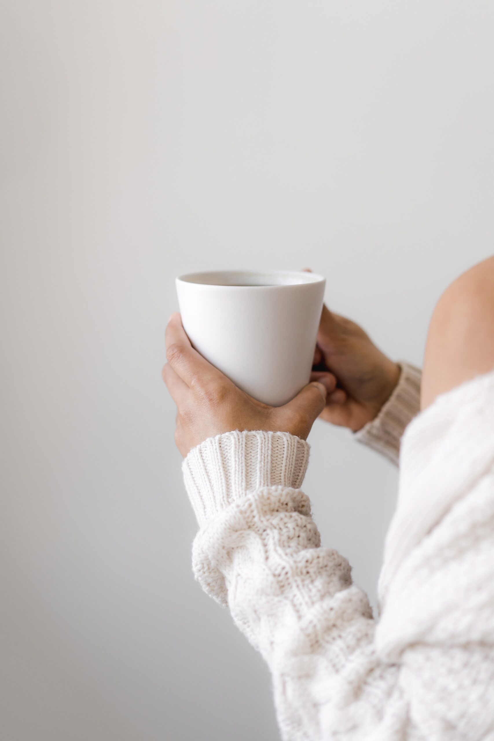 Mit Slow Living zuhause entschleunigen - Teepause. Heißt: nur Tee trinken und jeden Schluck achtsam genießen. Die Wärme der Tasse spüren. Nur dieser Moment - ganz ohne Smartphone in der Hand
