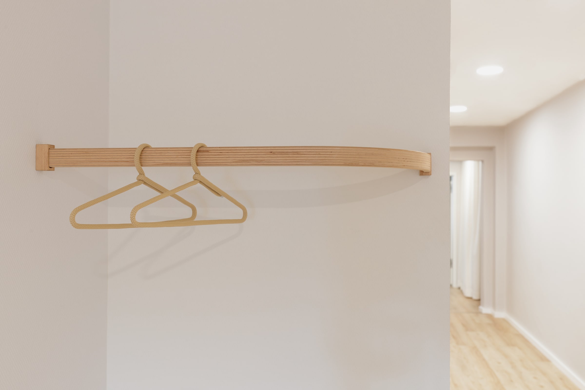 Maßgefertigte Garderobe von Kosmetikstudio LB Dermetics - Innenarchitektur und Corporate Design ©photocredit Alexandra Lechner Photography