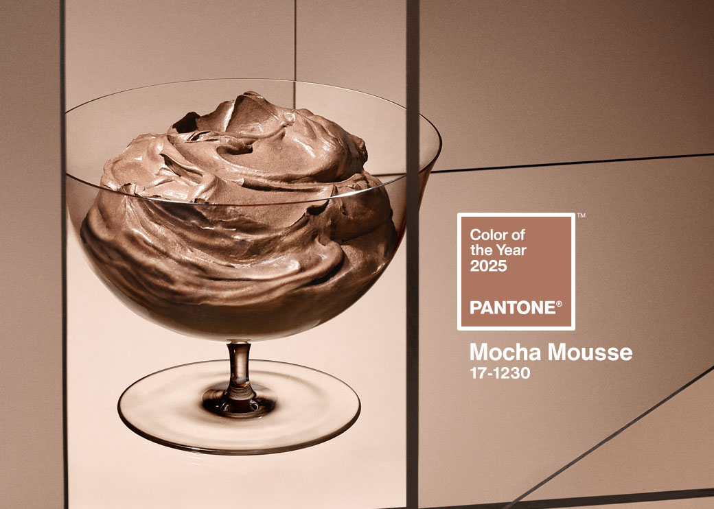 Für 2025 hat das Pantone® Color Institute diesen intensiven, warmen Braunton gewählt: Mocha-Mousse. Das satte Braun fühlt sich gleich geborgen und behaglich an. Es erinnert an Kakao, Schokolade und Kaffee. Wie am Kamin nach einem Tag im Schnee.