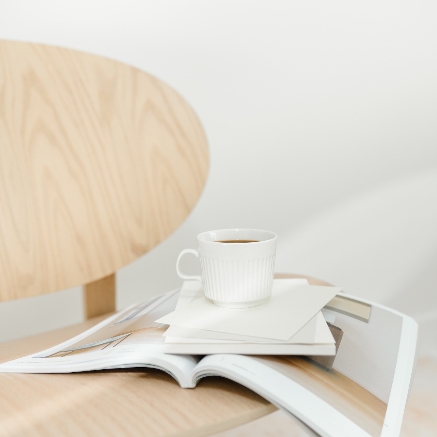 Ein aromatisch duftender Kaffee. Das Schmecken ist im Raum genauso wichtig wie unsere anderen Sinneswahrnehmungen.Denn in guten Räumen, ist auch unser Geschmacksinn ausgeprägter. Mit Sensory Wellbeing Design© lege ich Fokus auf alle Sinne im Raum.