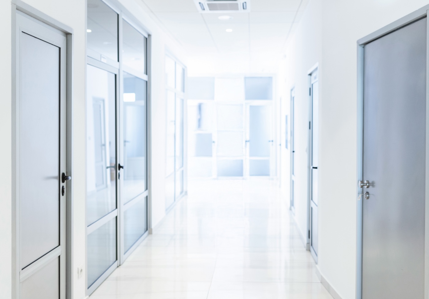 Das Bild zeugt einen endlosen weißen Flur mit unangenehmen Licht